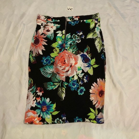 EUC-H&M black floral pencil skirt - Picture 2 of 3